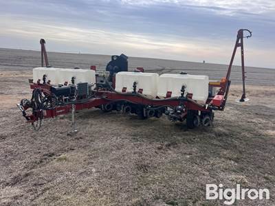 Case IH Early Riser 1220 8R30” Planter