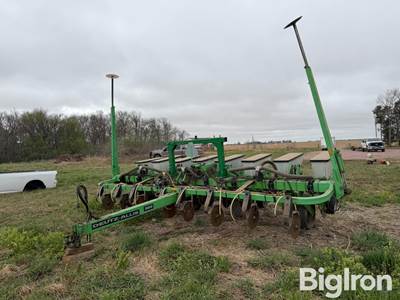 Deutz-Allis 385 8R30" Planter
