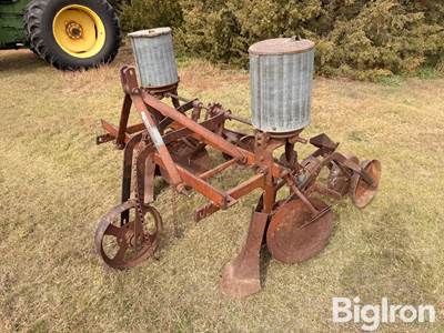 Ferguson DO-21 2-Row Planter