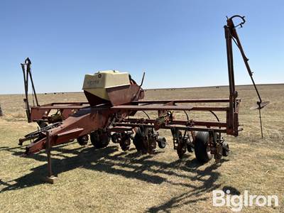 International 400 CYCLO 8R30" Planter