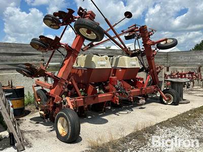 International 500 Cyclo 12R38 Planter