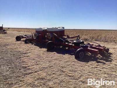 International 16R30 Planter