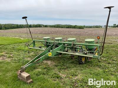 John Deere 1240 Planter