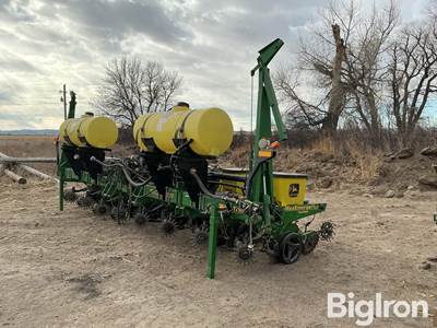 2005 John Deere 1700 Max Emerge Plus 8R30 Seed Planter