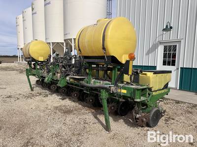 John Deere 1700 MaxEmerge Plus 8R30” Planter