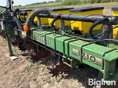 John Deere 1710 MaxEmerge Plus 12R30 Planter
