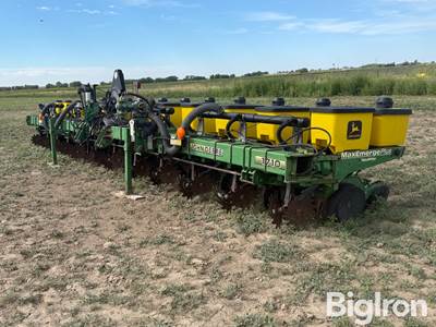 John Deere 1710 MaxEmerge Plus 12R30 Planter