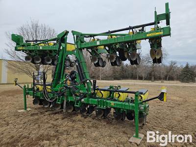 2005 John Deere 1720 MaxEmerge XP 3-Pt 16R30 Stack-Fold Planter W/ Fertilizer