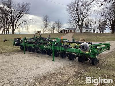 2008 John Deere 1720 Precision MaxEmerge XP 12R30" 3-Pt Stack-Fold Planter W/Fertilizer