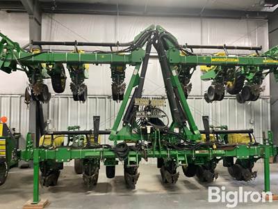John Deere 1720 12R36" Planter