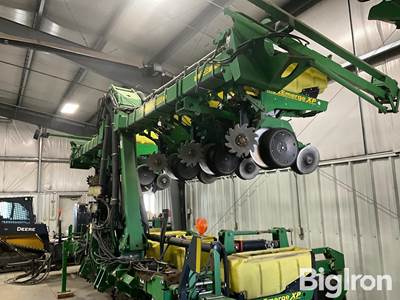 2011 John Deere 1720 12R36" Planter