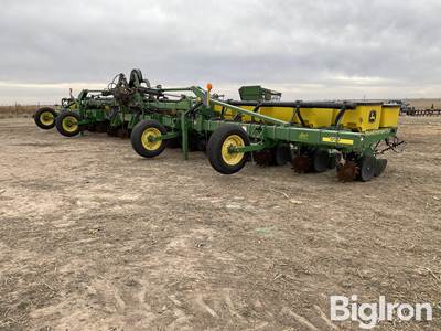 John Deere 1720 MaxEmerge Plus 16R30 Planter