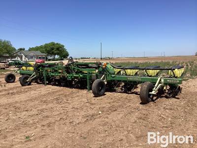 John Deere 1720 MaxEmerge XP 12R40 Precision Planter