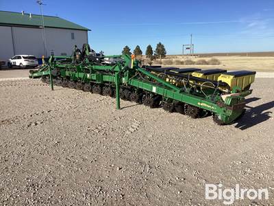 John Deere 1720 MaxEmerge XP 16R30 Planter
