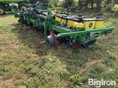 2015 John Deere 1725 8R36 Planter