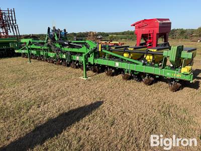 John Deere 1725 16R30" Planter