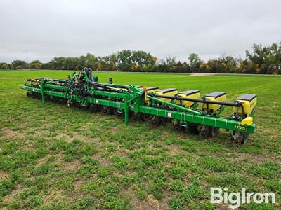 2021 John Deere 1725 16R30 Planter