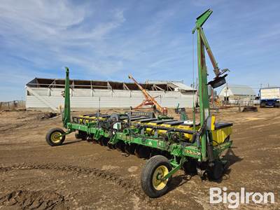 John Deere 1730 MaxEmerge Plus 12R22 Planter