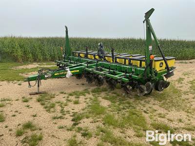 2013 John Deere 1750 Max Emerge XP 8R30” Vacuum Planter