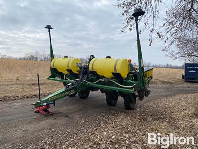 John Deere 1750 MaxEmerge Plus 6R30" Planter