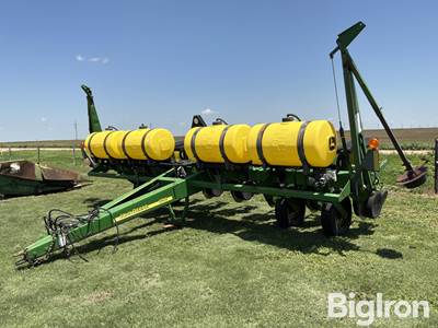 2002 John Deere 1750 MaxEmerge Plus 8R30" Planter w/Liquid Fertilizer Setup