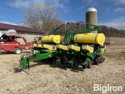John Deere 1760 12 Row 30” Planter