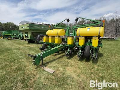 John Deere 1760 12R30  planter