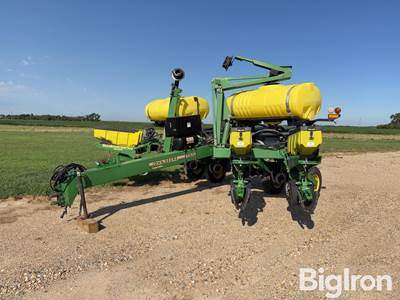 1997 John Deere 1760 8R36 Maxemerge Plus Planter