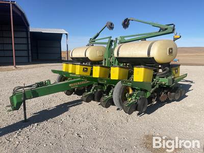 John Deere 1760 Conservation 12R30” Planter