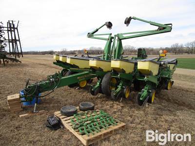 John Deere 1760 Conservation MaxEmerge 2 12R30 Front Fold Planter