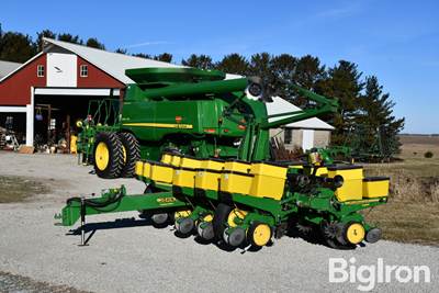 John Deere 1760 Conservation MaxEmerge2 12R30 Planter
