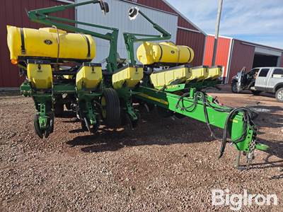 2012 John Deere 1760 Max Emerge XP 12R30 Vac Planter