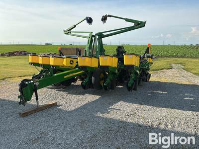 2009 John Deere 1760 Max Emerge XP 12R30” Planter