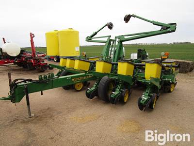 John Deere 1760 MaxEmerge 2 12R30" Planter
