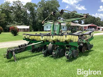 John Deere 1760 MaxEmerge Conservation 12R30 Front Fold Planter