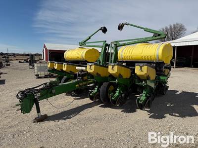John Deere 1760 MaxEmerge Plus 12R30" Planter