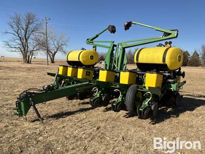 1998 John Deere 1760 MaxEmerge Plus 12R30 Planter
