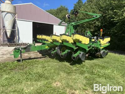2004 John Deere 1760 MaxEmerge Plus 12R30" Vac Planter