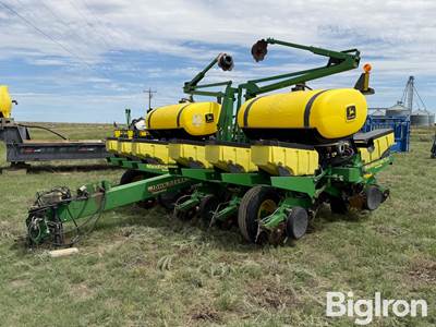 John Deere 1760 MaxEmerge Plus 12R30 Conservation Planter