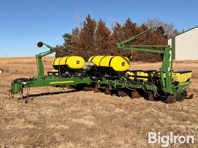 2008 John Deere 1760 MaxEmerge XP 12R30 Planter