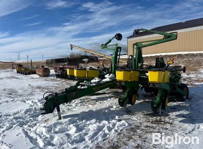 John Deere 1760 MaxEmerge2 6R36 Planter