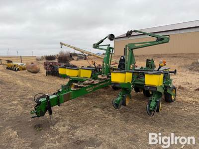 John Deere 1760 MaxEmerge2 6R36 Planter