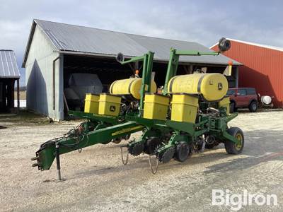 2002 John Deere 1760NT MaxEmerge Plus 8R30 Planter