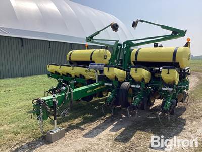 2019 John Deere 1765 12 Row 30" Wing-Fold Planter