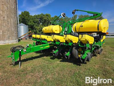 2017 John Deere 1765 12R30" Planter