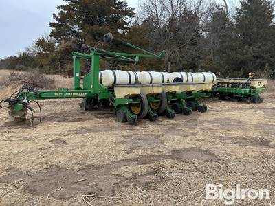 John Deere 1770 Conservation 16R30” Vacuum Planter