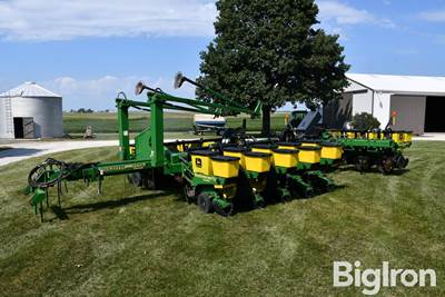 2000 John Deere 1770 Conservation MaxEmerge Plus 16R30 Planter