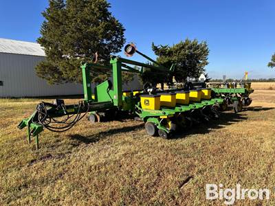John Deere 1770 MaxEmerge Plus 16R30 Planter