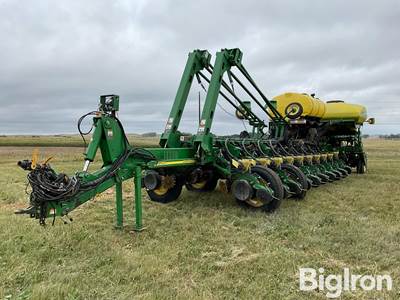 2006 John Deere 1770NT CCS 24R30” Pull-Type Planter w/Fertilizer