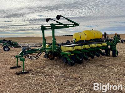 John Deere 1770NT MaxEmerge Plus 16R30 Planter